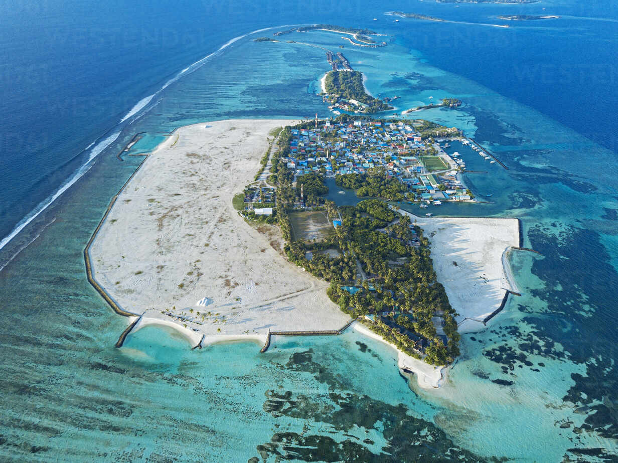 Maldives, Kaafu Atoll, Aerial view of Huraa island - Keios